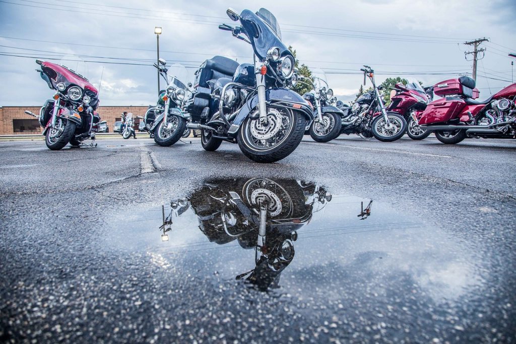 バイク　雨上がり　集団